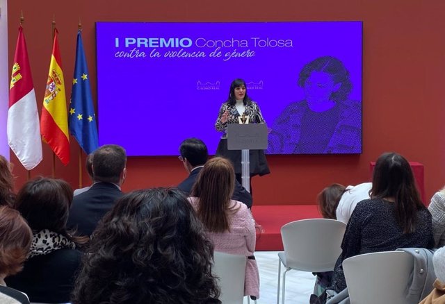 La activista feminista y escritora, Amelia Tiganus, recoge el I premio Concha Tolosa contra la violencia de género que se le ha otorgado este viernes en la Diputación de Ciudad Real.