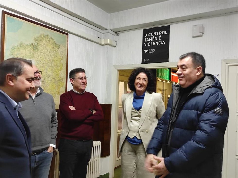 El conselleiro de Cultura, Educación, FP e Universidades, Román Rodríguez, este viernes junto al equipo directivo del IES San Clemente de Santiago.
