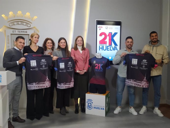 Presentación de la camiseta oficial de la maratón '21K Ciudad de Huelva'.