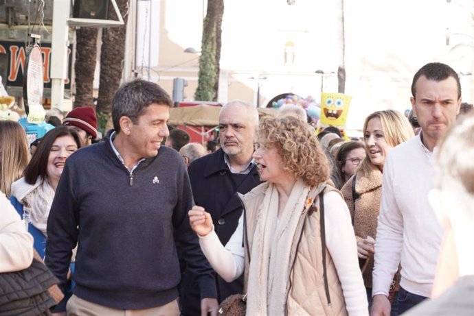 El líder de los 'populares' valencianos, Carlos Mazón (i)  visita Torrent (Valencia), junto a la candidata del PP a la alcaldía, Amparo Folgado, y el presidente del PP de la provincia de Valencia, Vicent Mompó.