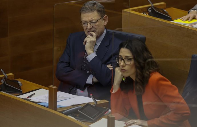 El president de la Generalitat valenciana, Ximo Puig i la vicepresidenta, portaveu i consellera d'Igualtat i Polítiques Inclusives de la Generalitat valenciana, Aitana Mas, durant una sessió de control