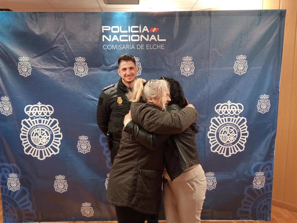 La Policía Nacional localiza a la propietaria de un sobre extraviado que contenía 500 euros