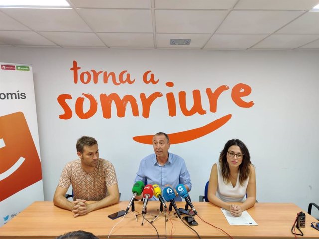 Archivo - Arxiu - Joan Baldoví atén als mitjans entre Aitana Mas i Gerard Fullana, en una imatge d'arxiu