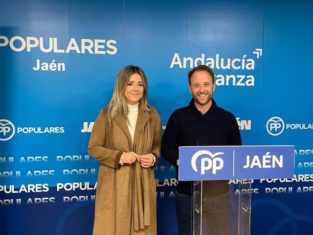 Erik Domínguez, junto a la secretaria general del PP de Jaén, Elena González.