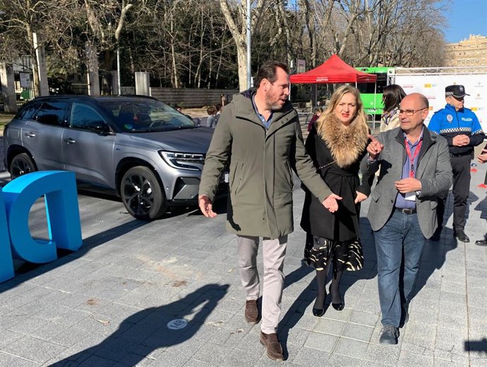 El alcalde de Valladolid, Óscar Puente, junto a la jefa provincial de Tráfico, Inmaculada Matías; y el concejal de Movilidad y Espacio Urbano, Luis Vélez.