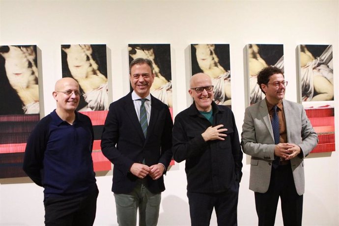 El consejero Marcos Ortuño, junto al artista, Juan Uslé, al director del ICA, Manuel Cebrián, y al comisario de la exposición, el catedrático Juan Bautista Peiró.