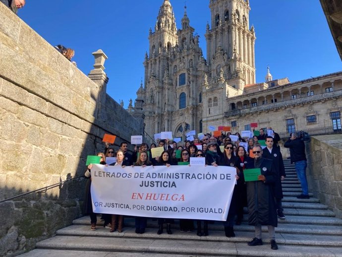 Letrados judiciales, en huelga desde el 24 de enero, se concentran en Santiago de Compostela para pedir adecuación salarial y más derechos laborales