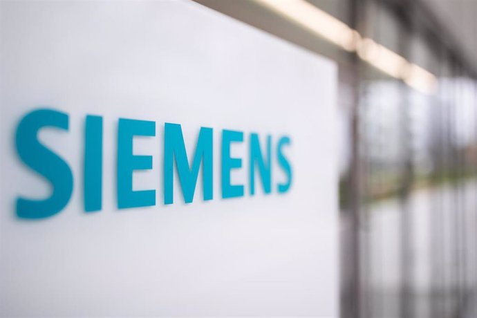 Archivo - FILED - 30 April 2021, Bavaria, Erlangen: The logo of the German industrial group Siemens, is pictured at the entrance of an office building on the Siemens campus in Erlangen. Siemens Energy has confirmed that it is considering a complete take