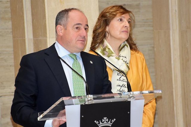 El alcalde de Albacete, Emilio Sáez, en rueda de prensa.