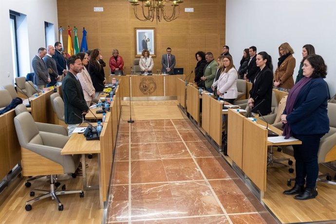 El Pleno de la Diputación guarda un minuto de silencio por las víctimas del incendio en un piso de estudiantes el pasado martes en la capital.