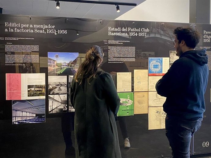 Visitantes en la exposición 'Líneas duras. Edificios, diseño y urbanismo en Barcelona (1949-1974)', que se puede visitar en la antigua sede de la editorial Gustavo Gili en Barcelona