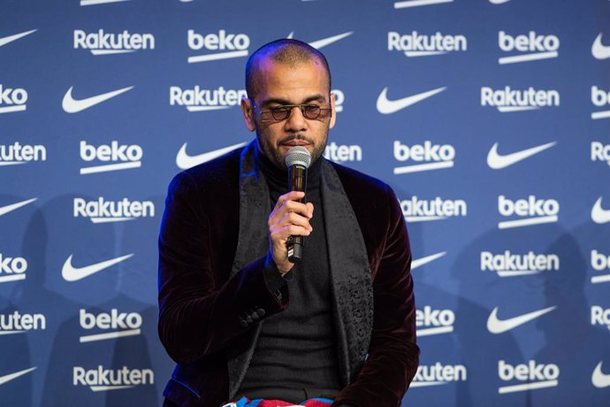 Archivo - Dani Alves attends during his presentation as new player of FC Barcelona at Camp Nou stadium on November 17, 2021, in Barcelona, Spain.