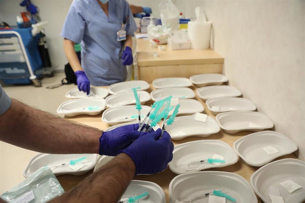 Archivo - Un trabajador sanitario prepara dosis de la vacuna contra el coronavirus.