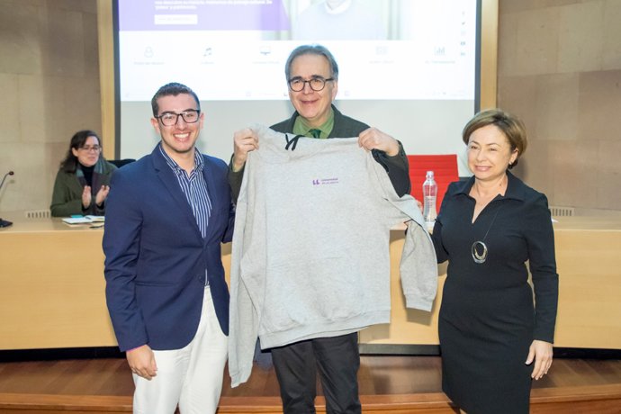 El ministro de Universidades, Joan Subirats, obsequiado con una sudadera durante una visita a la Universidad de La Laguna