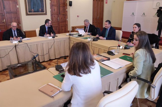 El consejero de la Presidencia, Interior, Diálogo Social y Simplificación Administrativa, Antonio Sanz (c), en la reunión  con los delegados de la Junta de Andalucía en Almería 