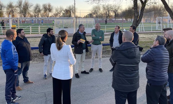 El candidato del PP a la Alcaldía de Sevilla, José Luis Sanz, se reúne con responsables de clubes del centro deportivo Vega de Triana, antiguo Charco de la Pava.