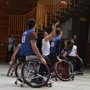 Pedro Sánchez se viste con el 49 en un partido de baloncesto con jugadores en silla de ruedas