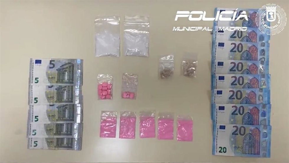 Dinero y bolsitas con sustancias estupefacientes intervenidos al conductor detenido en Carabanchel