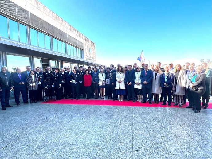 La alcaldesa de Alcalá, en el centro, en el acto de homenaje a la Policía Local de Alcalá de Guadaíra.