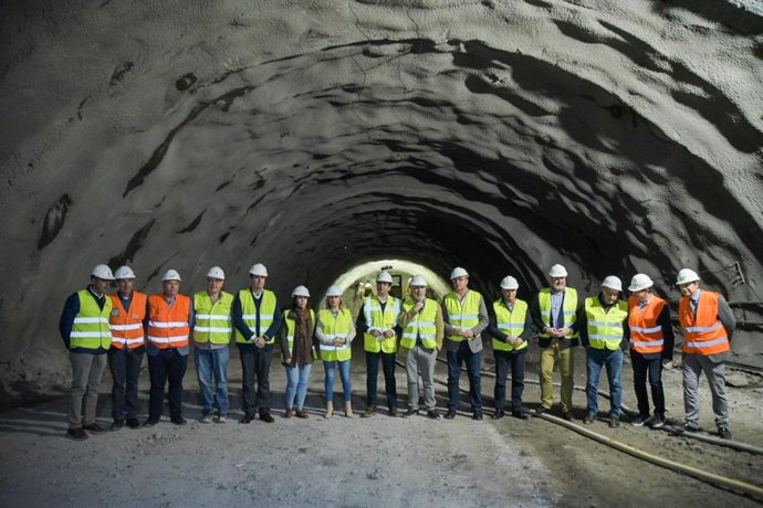 El presidente de Canarias, Ángel Víctor Torres, y otras autoridades visitan las obras del túnel de Erjos