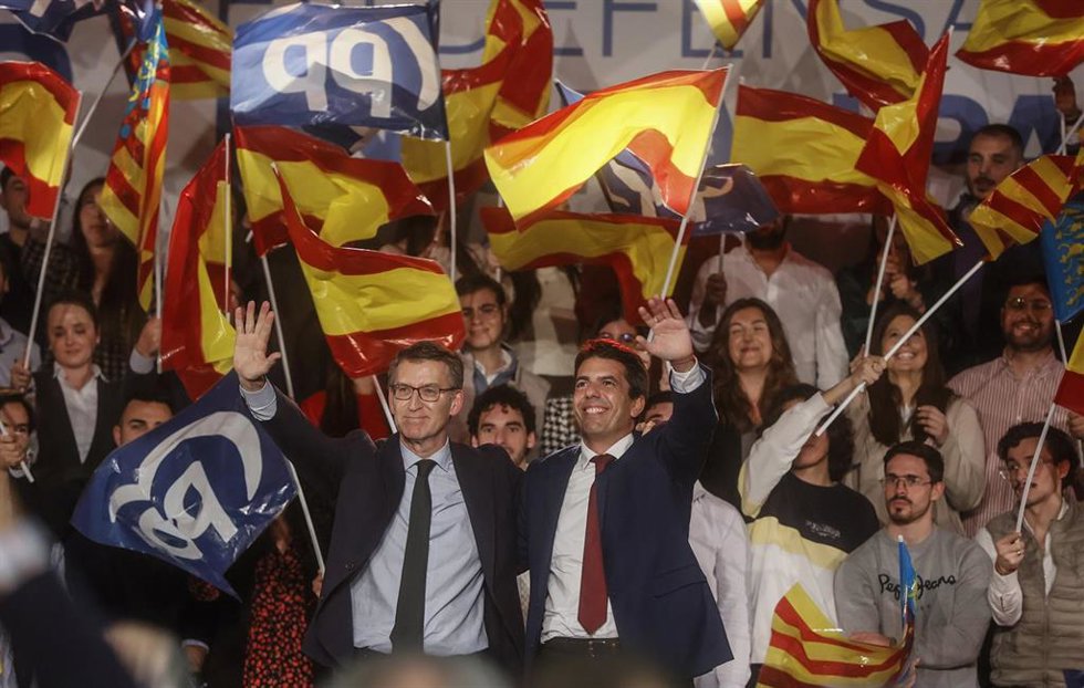 Archivo - El presidente del Partido Popular, Alberto Núñez Feijóo (i), y el presidente del PP en la Comunidad Valenciana, Carlos Mazón, en el acto 'En defensa de un gran país', en el centro de eventos Feria Valencia, a 16 de diciembre de 2022, en Valenc