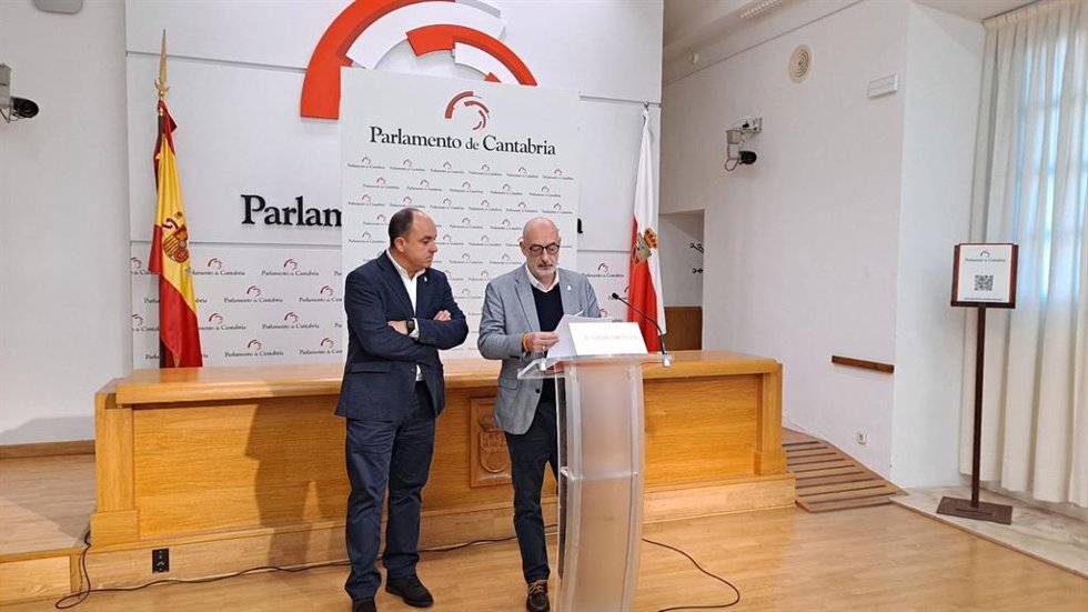El portavoz de Ciudadanos, Félix Álvarez, y el concejal de Cs en el Ayuntamiento de Torrelavega, Julio Ricciardiello,