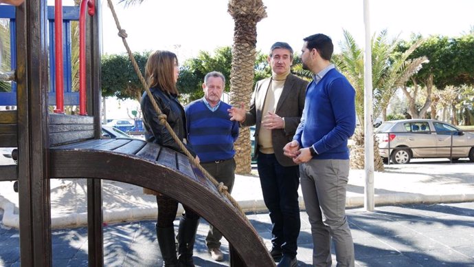 Manuel Cortés visita el Parque de la Isla en Adra (Almería)