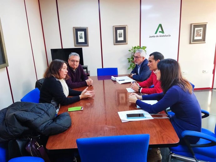 El delegado territorial de Desarrollo Educativo, Formación Profesional, Universidad, Investigación e Innovación de la Junta en Jaén, Francisco José Solano, reunido con el equpo directivo de la UNED