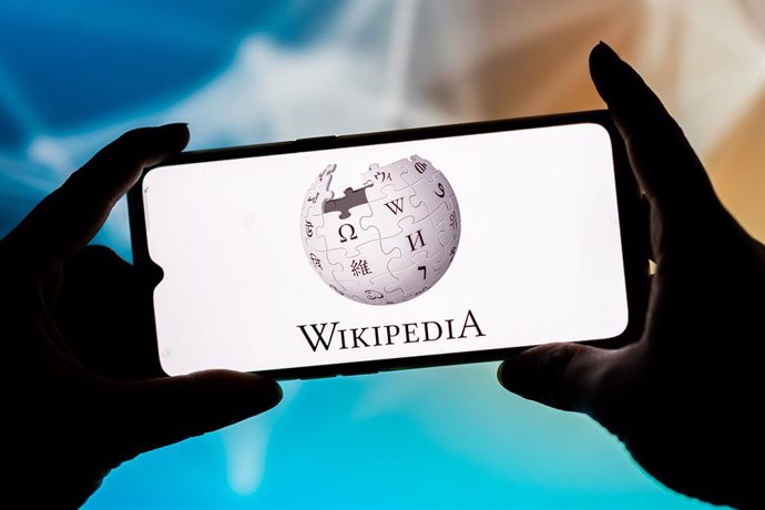 Archivo - September 23, 2021, Poland: In this photo illustration, a Wikipedia logo seen displayed on a smartphone.