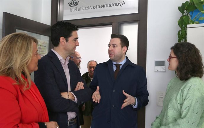 El director general de Protección Social de la Junta, Antonio Huertas, en su visita a los Servicios Sociales Comunitarios de Alcalá la Real