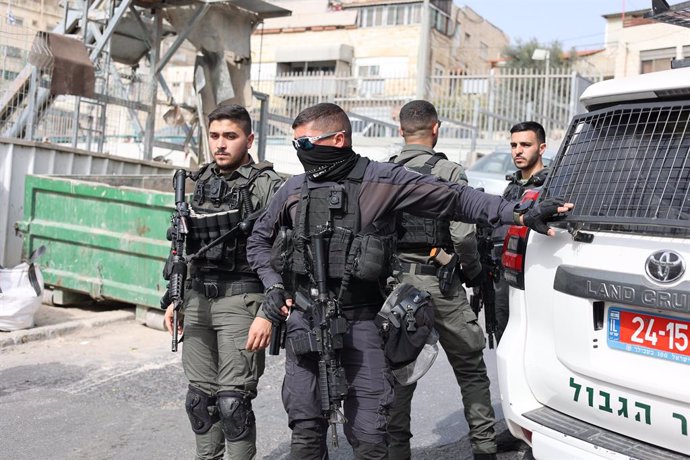 Policías de Israel tras un ataque perpetrado por un niño palestino de trece años que dejó dos heridos en Jerusalén