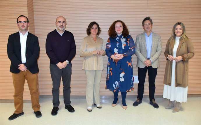 Catalina García se reúne con la presidenta de la Sociedad Andaluza de Oncología Médica