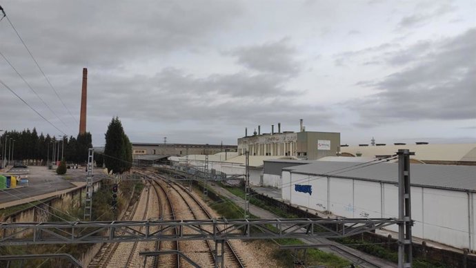 Archivo - Vías de tren en Lugones (Siero)