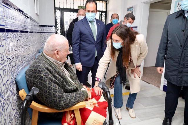 Loles López en la residencia de mayores Los Remedios en Vejer.