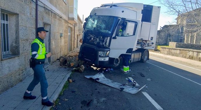 Un camión sufre un accidente en Muíños (Ourense) y descubren que había excedido el tiempo de conducción en enero