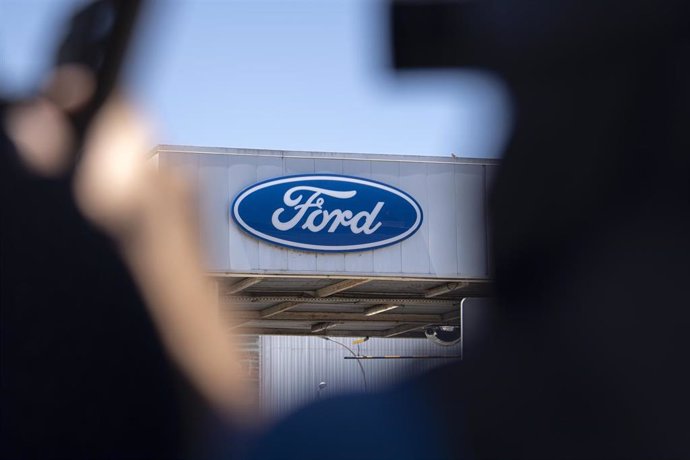 Archivo - Logo de Ford en la entrada de la fábrica en Almussafes, Valencia.