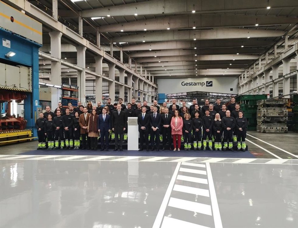 El Rey Felipe VI y las autoridades con los trabajadores de Gestamp.