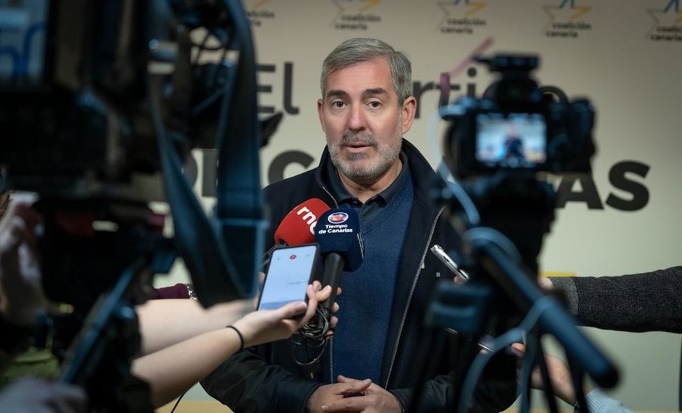 El senador de Coalición Canaria Fernando Clavijo comparece ante los medios de comunicación