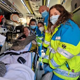 El equipo del SUMMA 112 que ha atendido el parto posa en la ambulancia junto Aarón y su madre.