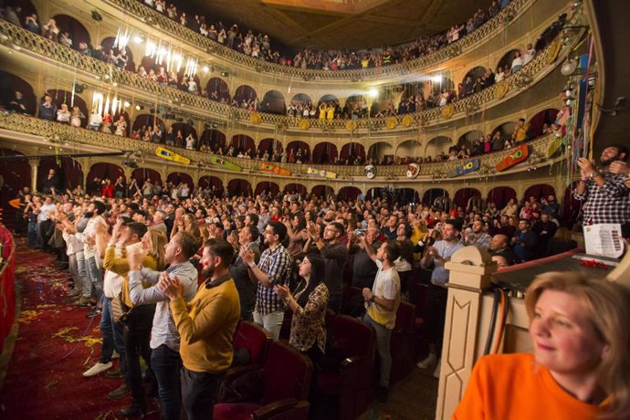 Archivo - Final del Concurso Oficial de Agrupaciones Carnavalescas (COAC) 2019 en el Gran Teatro Falla. El público durante las actuaciones.