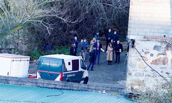 Los tres investigados por el conocido como crimen del pozo de O Porriño (Pontevedra), con la autoridad judicial e investigadores de la Guardia Civil, en una diligencia de reconstrucción de los hechos, el 27-1-2023 en Vigo.