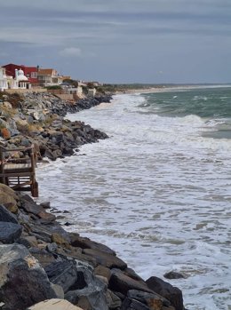 Imagen de la playa de El Portil (Huelva) en un día de subida de mareas.