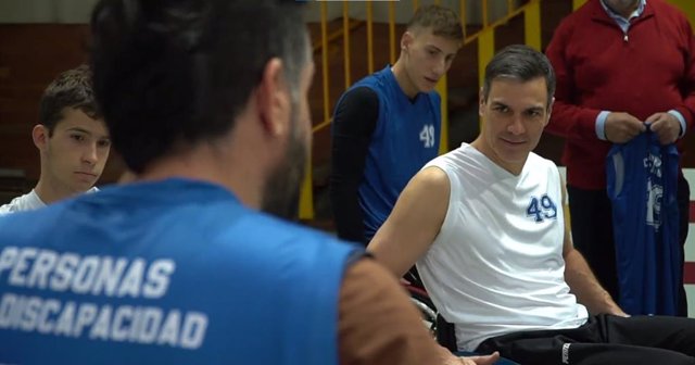 El presidente del Gobierno, Pedro Sánchez, durante un partido de baloncesto en silla de ruedas para defender la reforma de l artículo 49 de la Constitución.