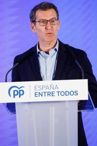 Feijóo censura que el Gobierno "siga negociando consigo mismo" la reforma del sí es sí: "La mujer no es negociable"