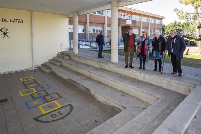 La consejera de Educación y Formación Profesional, Marina Lombó, viisita el CEIP Nuestra Señora de Latas.