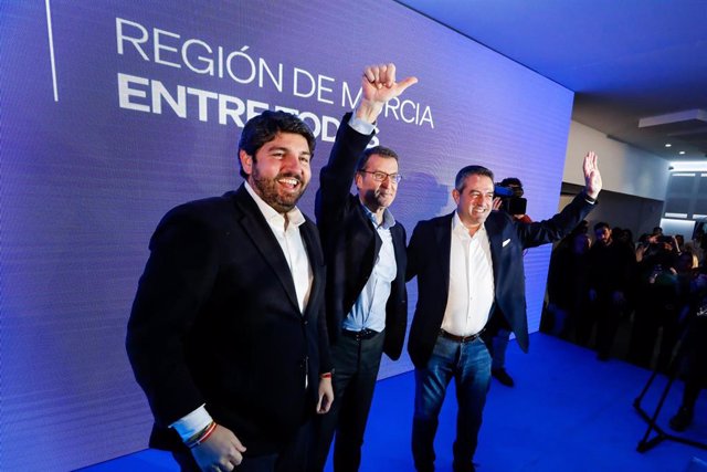 El presidente del Partido Popular, Alberto Núñez Feijóo, y el presidente de la Región de Murcia, Fernando López Miras, intervienen en el acto de presentación del candidato del PP a la alcaldía de Alcantarilla, Joaquín Buendía.