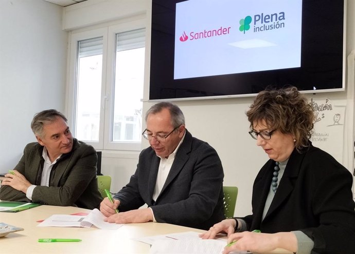 Firma del acuerdo entre Banco Santander y Plena Inclusión, entre la directora de Instituciones Privadas de Banco de Santander. Ana Vera, y el director de Plena inclusión España, Enrique Galván