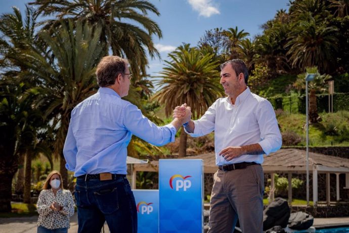 El presidente del Partido Popular, Alberto Núñez Feijóo, junto al presidente del PP de Canarias, Manuel Domínguez, durante un acto en Tenerife