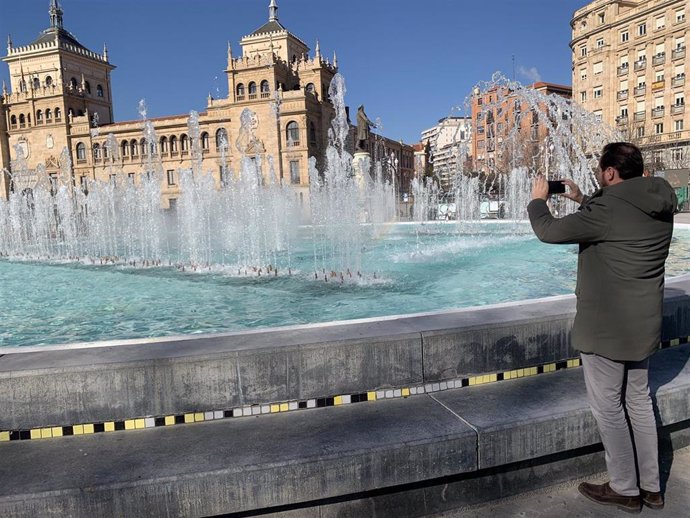 El alcalde de Valladolid, Óscar Puente, hace una foto con el móvil a la Plaza de Zorrilla, que ha comenzado a funcionar, en pruebas, tras las obras de renovación.