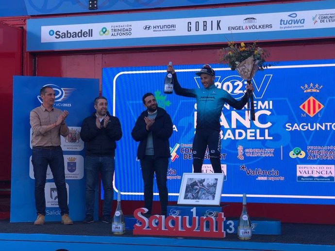 El ciclista italiano Simone Velasco (Astana Qazaqstan Team), ganador de la tercera etapa de la Volta a la Comunitat Valenciana, disputada entre Bétera y Sagunto sobre 145,1 kilómetros